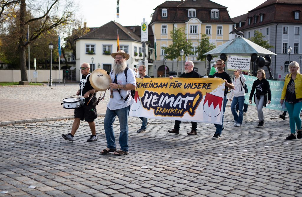 Zwei NPD-Männer hinter dem Banner: "Gemeinsam für unsere Heimat Franken!" Maik Langen (rechts), Alexander Neidlein (Mitte)