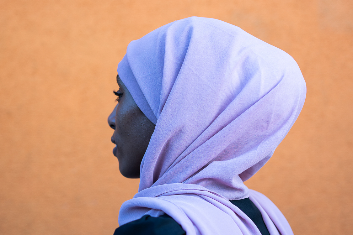 Profil der Protagonistin Roza Kahlid, sie trägt ein Lavendelfarbenes Kopftuch