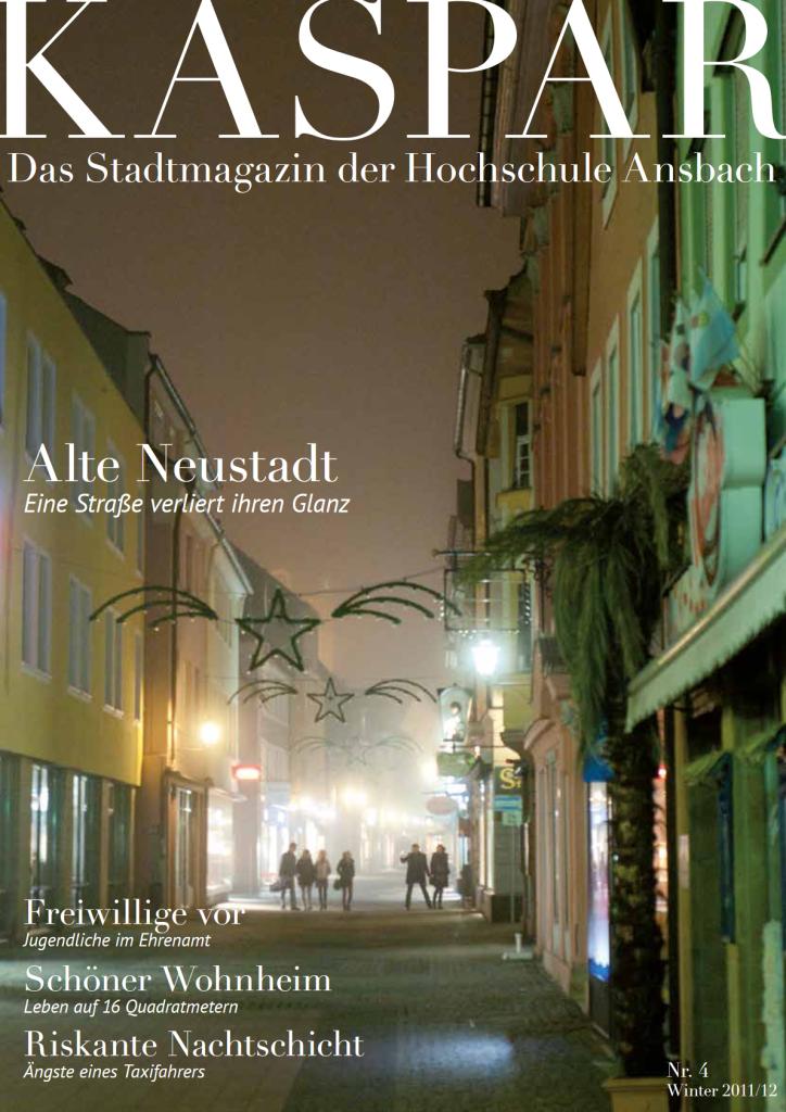 Cover Ausgabe 4: Ansbacher Straße mit Weihnachtsdeko bei Nacht, nur durch Straßenlaternen beleuchtet. Im Hintergrund eine Gruppe mit 6 Personen. Titel: "Alte Neustadt - Eine Straße verliert ihren Glanz"