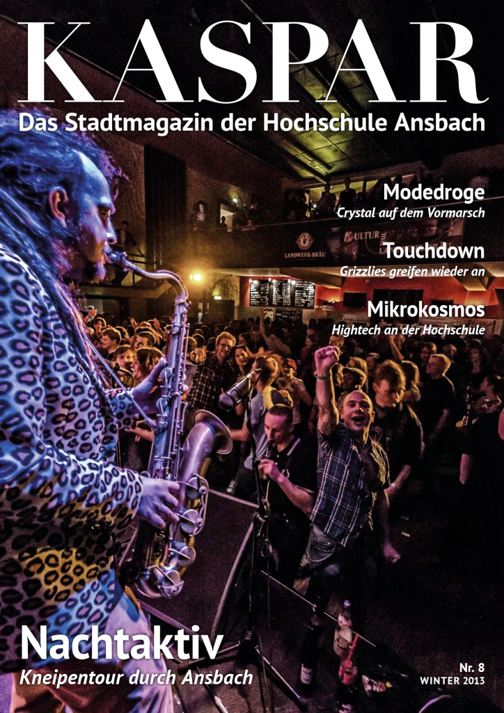 Cover Ausgabe 8: Saxophonist vor großem Publikum in den Ansbacher Kammerspielen. Titel: "Nachtaktiv - Kneipentour durch Ansbach"