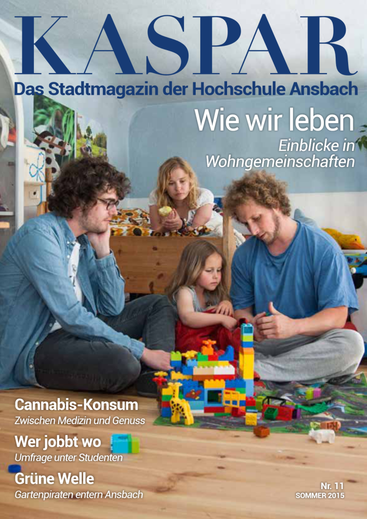Cover Ausgabe 11: Drei junge Erwachsene spielen in einem Zimmer mit einem Kleinkind Lego Duplo. Titel: "Wie wir leben: Einblicke in Wohngemeinschaften"
