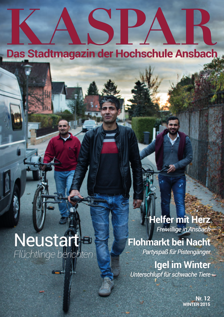 Cover Ausgabe 12: drei junge Männer schieben Fahrräder. Titel: "Neustart - Flüchtlinge berichten"