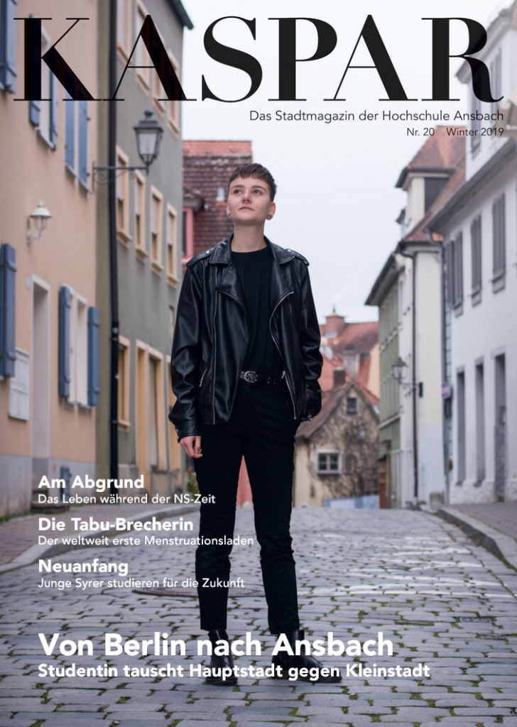 Cover Ausgabe 20: Junge Frau in schwarz gekleidet in den Straßen von Ansbach, Blick in die Ferne